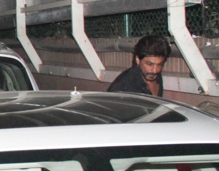 Photos of Bollywood actor Shah Rukh Khan spotted at Karim Morani's house. Shah Rukh Khan spotted at Karim Morani's house,Shah Rukh Khan at Karim Morani's house,Shah Rukh Khan,Karim Morani,SRK,srk spotted at karim morani's house