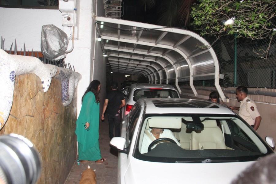 Photos of Bollywood actor Shah Rukh Khan spotted at Karim Morani's house. Shah Rukh Khan spotted at Karim Morani's house,Shah Rukh Khan at Karim Morani's house,Shah Rukh Khan,Karim Morani,SRK,srk spotted at karim morani's house