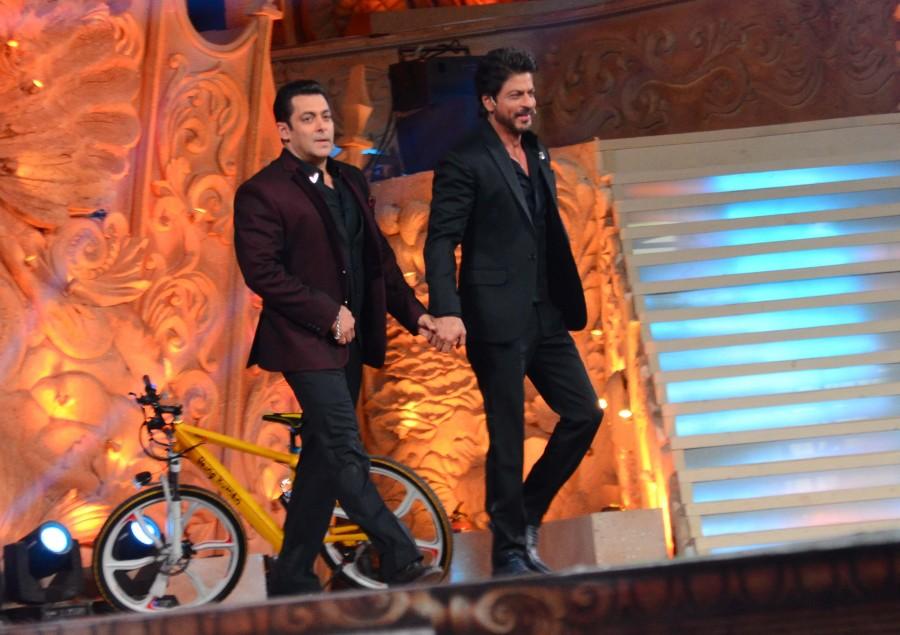 Salman and Shahrukh Khan's Jodi as hosts for the evening had left the audience in splits with their comic timing. Salman Khan,Shah Rukh Khan,Salman Khan and Shah Rukh Khan,Salman Khan,Shah Rukh Khan,Salman Khan and SRK,SRK,Star Screen Awards,Star Screen Awards 2016,Salman Khan at Star Screen Awards,Shah Rukh Khan at Star Screen Awards