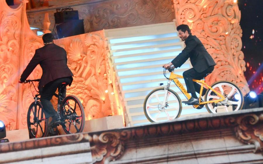 Their bromance got all the attention from the who's who of the industry. The all-time popular and the audience favourite, Karan Johar too was seen hosting parts of the award night and making the crowd go hysterical every time he set foot on stage. Salman Khan,Shah Rukh Khan,Salman Khan and Shah Rukh Khan,Salman Khan,Shah Rukh Khan,Salman Khan and SRK,SRK,Star Screen Awards,Star Screen Awards 2016,Salman Khan at Star Screen Awards,Shah Rukh Khan at Star Screen Awards