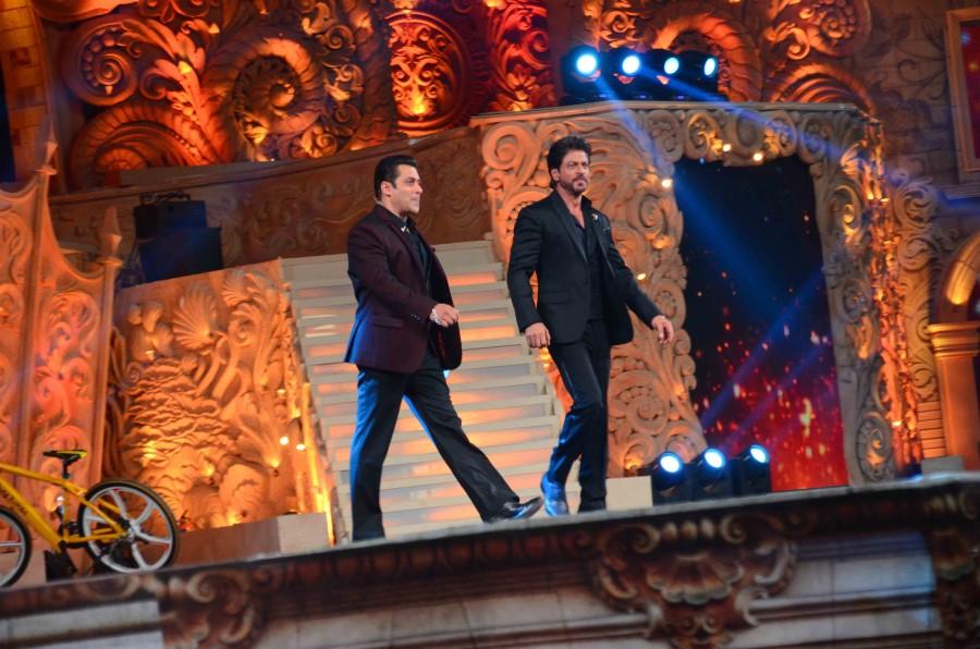 Loud rounds of cheer echoed as the Screen members encouraged and honored the outstanding performances by their colleagues. Salman Khan,Shah Rukh Khan,Salman Khan and Shah Rukh Khan,Salman Khan,Shah Rukh Khan,Salman Khan and SRK,SRK,Star Screen Awards,Star Screen Awards 2016,Salman Khan at Star Screen Awards,Shah Rukh Khan at Star Screen Awards