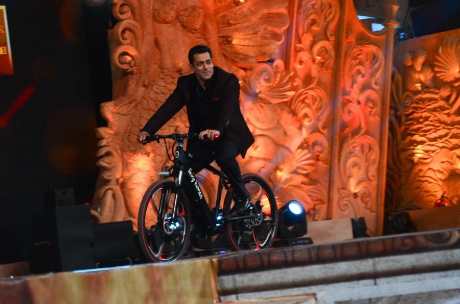 Photos of Bollywood actor Salman Khan, Shah Rukh Khan at Star Screen Awards. Salman Khan,Shah Rukh Khan,Salman Khan and Shah Rukh Khan,Salman Khan,Shah Rukh Khan,Salman Khan and SRK,SRK,Star Screen Awards,Star Screen Awards 2016,Salman Khan at Star Screen Awards,Shah Rukh Khan at Star Screen Awards