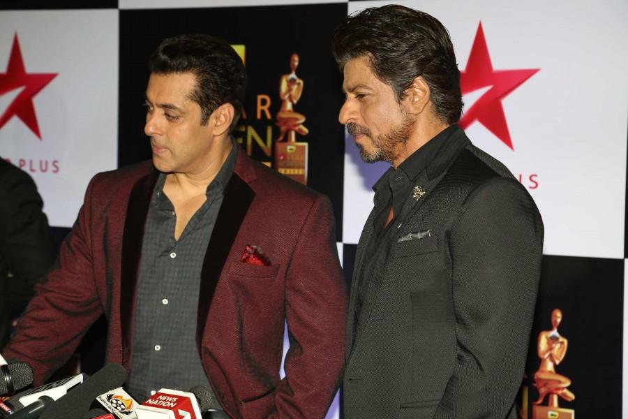 Photos of Bollywood actor Salman Khan, Shah Rukh Khan at Star Screen Awards. Salman Khan,Shah Rukh Khan,Salman Khan and Shah Rukh Khan,Salman Khan,Shah Rukh Khan,Salman Khan and SRK,SRK,Star Screen Awards,Star Screen Awards 2016,Salman Khan at Star Screen Awards,Shah Rukh Khan at Star Screen Awards