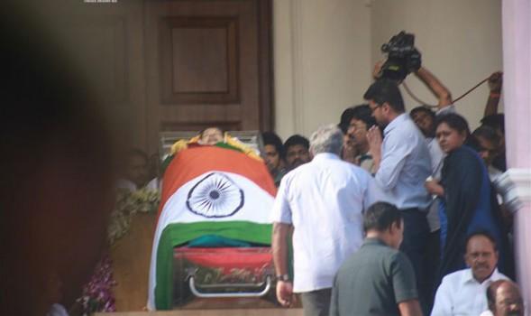 Jayalalithaa death: Vijay pays his last respect to Chief Minister Amma.
