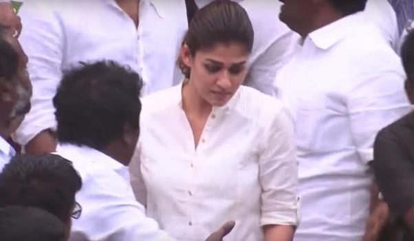 South Indian actress Nayanthara pays her last respect to Puratchi Thalaivi Jayalalithaa.