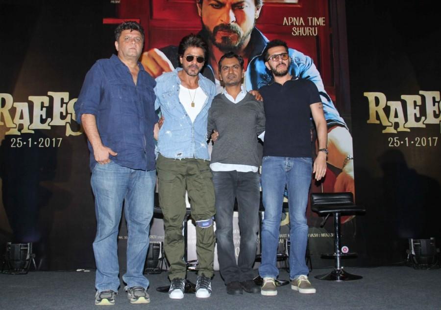 Curtain Raiser empowers a brand to interact live with audiences across their network of over 5,000 screens. Shah Rukh, stationed at UFO Moviez's central studio, interacted with audiences for an hour. Shah Rukh Khan,Raees Trailer launch,Raees Trailer,Raees Trailer launch pics,Raees Trailer launch images,Raees Trailer launch photos,Raees Trailer launch stills,Raees Trailer launch pictures,Raees Trailer launch event
