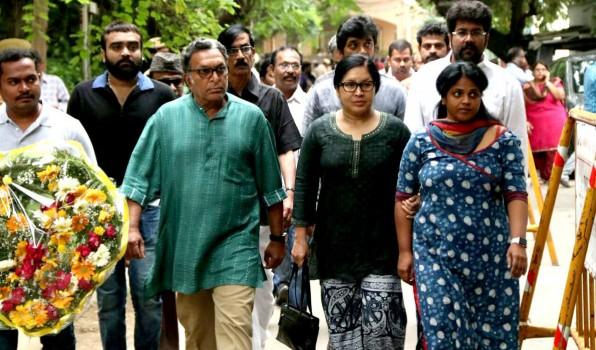 Celebs like Vishal, Nasser, Kovai Sarala and others pay last respect to Cho Ramaswamy.