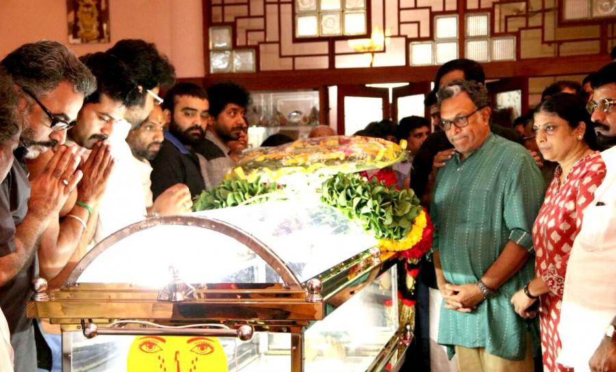 Celebs like Vishal, Nasser, Kovai Sarala and others pay last respect to Cho Ramaswamy. Vishal,Nasser,Kovai Sarala,Cho Ramaswamy,cho ramaswamy died,celebs pays respect to Cho Ramaswamy,Cho Ramaswamy dead