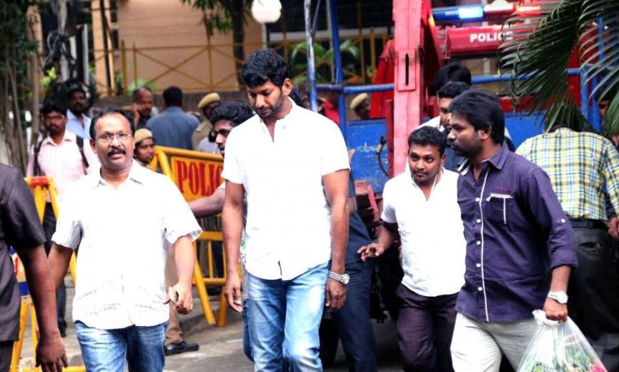 Actor Vishal pays last respect to Cho Ramaswamy. Vishal,Nasser,Kovai Sarala,Cho Ramaswamy,cho ramaswamy died,celebs pays respect to Cho Ramaswamy,Cho Ramaswamy dead