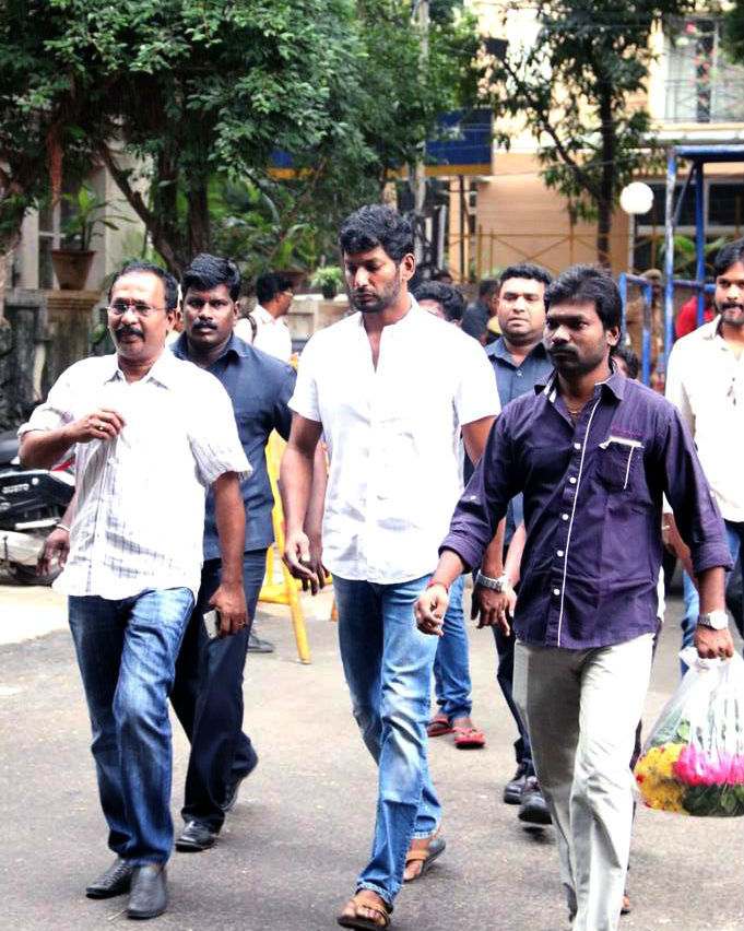 Actor Vishal pays last respect to Cho Ramaswamy. Vishal,Nasser,Kovai Sarala,Cho Ramaswamy,cho ramaswamy died,celebs pays respect to Cho Ramaswamy,Cho Ramaswamy dead