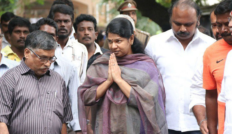Kanimozhi pays homage to Cho Ramaswamy. Pannerselvam,MK Stalin,Kanimozhi,Pannerselvam pays homage to Cho Ramaswamy,MK Stalin pays homage to Cho Ramaswamy,Kanimozhi pays homage to Cho Ramaswamy,Cho Ramaswamy,Cho Ramaswamy dead,Cho Ramaswamy death,cho ramaswamy passes away