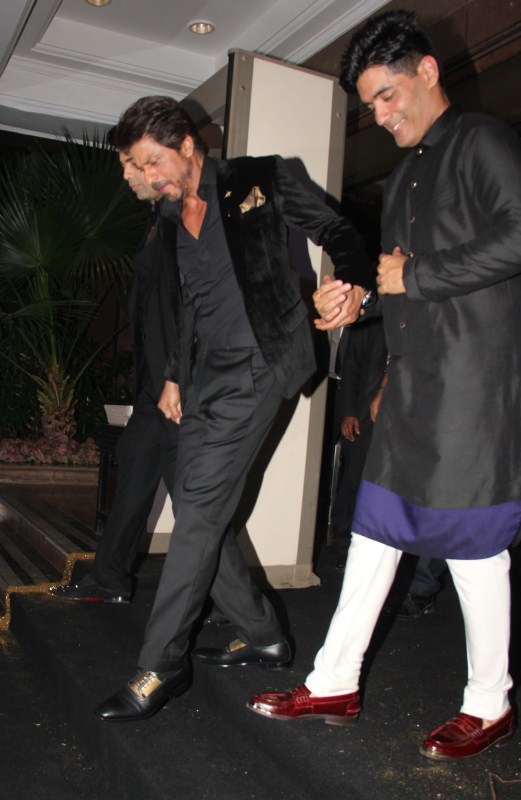 Photos of Bollywood actor Shah Rukh Khan at Manish Malhotra's 50th birthday bash. Shah Rukh Khan,Alia Bhatt,Akshay Kumar,Manish Malhotra's 50th birthday bash,Manish Malhotra 50th birthday,Manish Malhotra 50th birthday celebrations,celebs at Manish Malhotra 50th birthday celebrations,Manish Malhotra 50th birthday celebrations pics