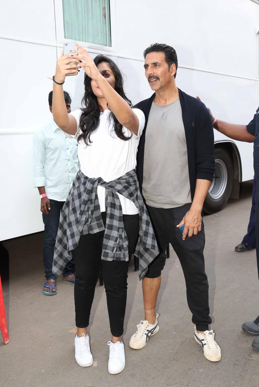 Photos of Bollywood actor Akshay Kumar snapped on sets of Yaaron Ki Baraat. Akshay Kumar,Akshay Kumar snapped on sets of Yaaron Ki Baraat,Akshay Kumar on sets of Yaaron Ki Baraat,Yaaron Ki Baraat,Akshay Kumar latest pics,Akshay Kumar latest images,Akshay Kumar latest photos,Akshay Kumar latest stills,Akshay Kumar latest pictures