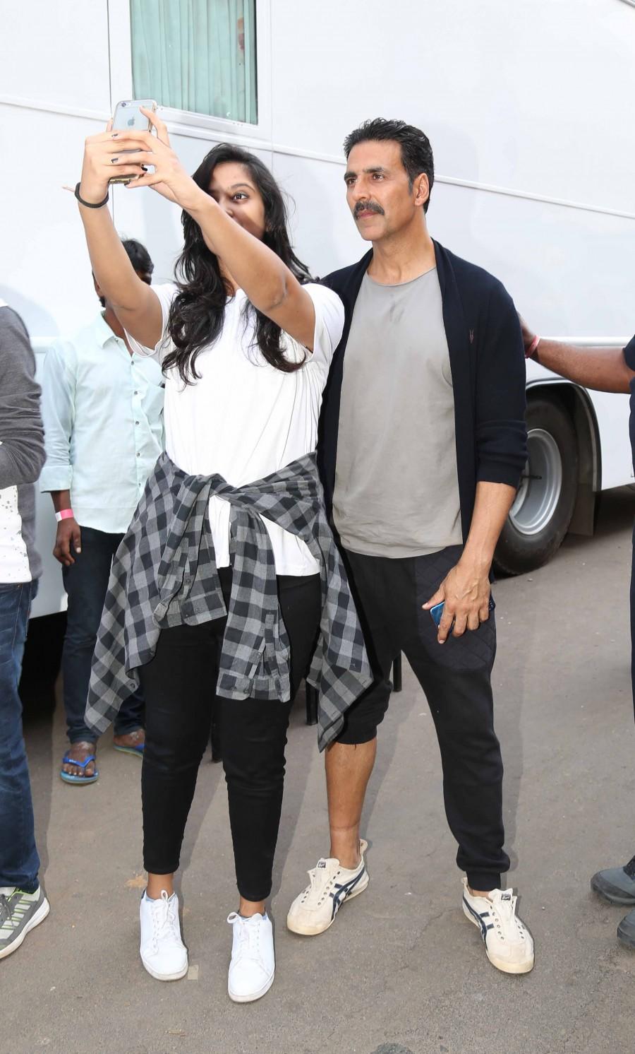 Photos of Bollywood actor Akshay Kumar snapped on sets of Yaaron Ki Baraat. Akshay Kumar,Akshay Kumar snapped on sets of Yaaron Ki Baraat,Akshay Kumar on sets of Yaaron Ki Baraat,Yaaron Ki Baraat,Akshay Kumar latest pics,Akshay Kumar latest images,Akshay Kumar latest photos,Akshay Kumar latest stills,Akshay Kumar latest pictures