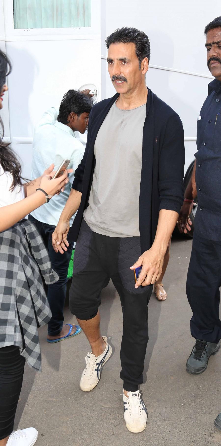 Photos of Bollywood actor Akshay Kumar snapped on sets of Yaaron Ki Baraat. Akshay Kumar,Akshay Kumar snapped on sets of Yaaron Ki Baraat,Akshay Kumar on sets of Yaaron Ki Baraat,Yaaron Ki Baraat,Akshay Kumar latest pics,Akshay Kumar latest images,Akshay Kumar latest photos,Akshay Kumar latest stills,Akshay Kumar latest pictures
