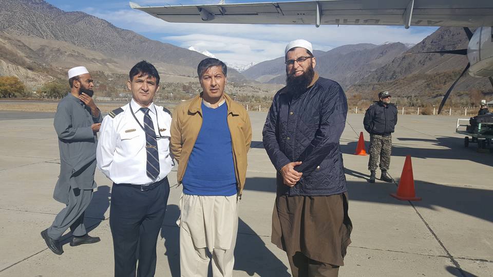 Last picture of Singer Junaid Jamshed at chitral Airport. Singer Junaid Jamshed,Junaid Jamshed,pakistani singer junaid jamshed,Junaid Jamshed dead,Junaid Jamshed pics,Junaid Jamshed images,Junaid Jamshed photos,Junaid Jamshed stills,Junaid Jamshed pictures
