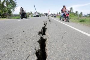 Quake Strikes Indonesia,Strong Quake,Strong Quake Strikes Indonesia,strong earthquake,Sumatra,Indonesia,Indonesia  earthquake,Indonesia  earthquake pics,Indonesia  earthquake images,Indonesia  earthquake photos,Indonesia  earthquake stills
