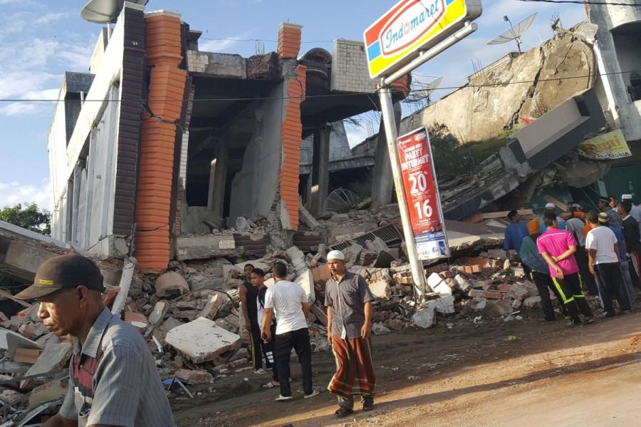People survey the damage after dozens of buildings collapsed following a 6.4 magnitude earthquake in Ule Glee, Pidie Jaya in the northern province of Aceh, Indonesia. Quake Strikes Indonesia,Strong Quake,Strong Quake Strikes Indonesia,strong earthquake,Sumatra,Indonesia,Indonesia earthquake,Indonesia earthquake pics,Indonesia earthquake images,Indonesia earthquake photos,Indonesia earthquake stills