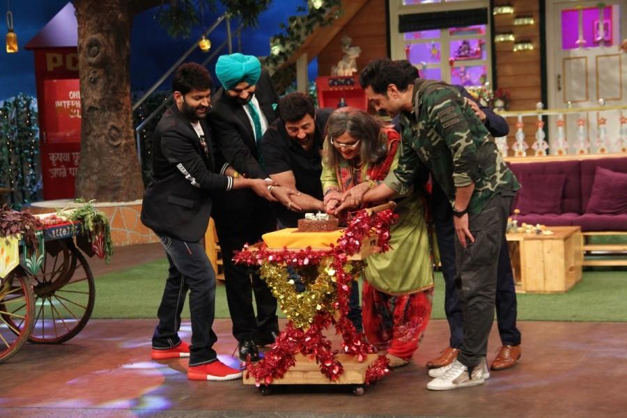 Photos of Ali Asgar celebrates his birthday on the sets of The Kapil Sharma Show. Ali Asgar,Ali Asgar celebrates his birthday,Ali Asgar birthday,Ali Asgar birthday celebrations,The Kapil Sharma Show,Ali Asgar birthday celebrations on The Kapil Sharma Show,Ali Asgar birthday celebrations pics,Ali Asgar birthday celebrations images,Ali A