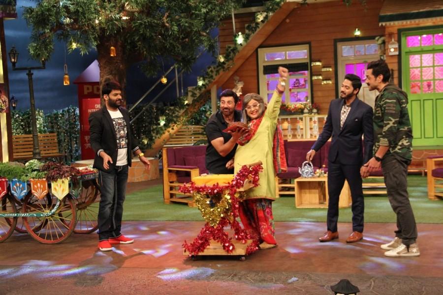 Photos of Ali Asgar celebrates his birthday on the sets of The Kapil Sharma Show. Ali Asgar,Ali Asgar celebrates his birthday,Ali Asgar birthday,Ali Asgar birthday celebrations,The Kapil Sharma Show,Ali Asgar birthday celebrations on The Kapil Sharma Show,Ali Asgar birthday celebrations pics,Ali Asgar birthday celebrations images,Ali A