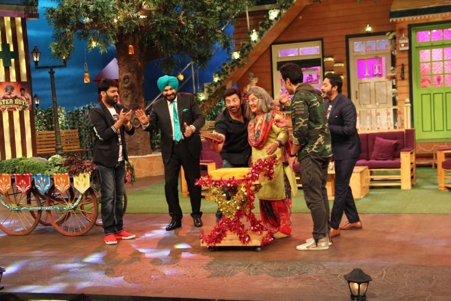 Photos of Ali Asgar celebrates his birthday on the sets of The Kapil Sharma Show. Ali Asgar,Ali Asgar celebrates his birthday,Ali Asgar birthday,Ali Asgar birthday celebrations,The Kapil Sharma Show,Ali Asgar birthday celebrations on The Kapil Sharma Show,Ali Asgar birthday celebrations pics,Ali Asgar birthday celebrations images,Ali A