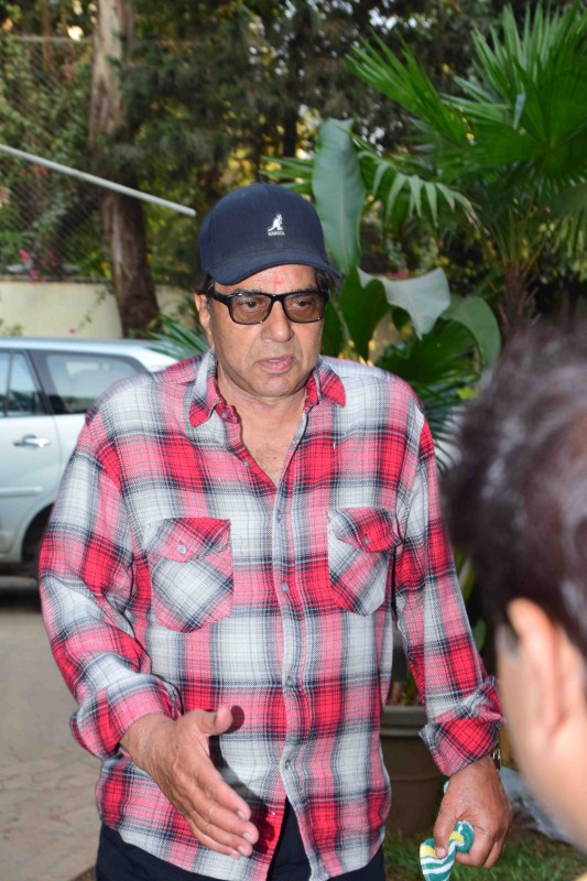 Check out the photos of Actor Dharmendra celebrates his 81st birthday. Dharmendra,Dharmendra celebrates his 81st birthday,Dharmendra 81st birthday,Dharmendra birthday,Dharmendra birthday celebrations,Dharmendra birthday celebrations pics,Dharmendra birthday celebrations images,Dharmendra birthday celebrations photos,Dharmend