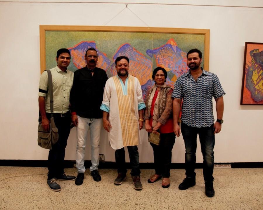 Pooja Bedi, Mukesh Rishi and Raghav Rishi inaugurated the show while other guests included singer Mudasir Ali and artists Devyani Pareek, Vishwa Sahni, Gautam Mukherjee, Sonu Gupta. The veteran painter's wife Shraddha Bendre, son Chirayu Bendre and daughter-in-law Sonia Bendre were also present at the do that was held at Jehangir Art Gallery, Kala Ghoda. Pooja Bedi,Mukesh Rishi,Raghav Rishi,Padmanabh Bendre,Timeless Space exhibition,Timeless Space exhibition pics