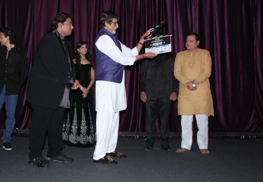 Actors Rucha Inamdar, Swapnil Joshi, Tiger Shroff, Amitabh Bachchan and Riyaz Gangj during the mahurat of Marathi film Bhikari in Mumbai, on Dec 7, 2016. Amitabh Bachchan,Tiger Shroff,Marathi Bhikari film launch,Bhikari film launch,Bhikari film launch pics,Bhikari film launch images,Bhikari film launch photos,Bhikari film launch stills,Bhikari film launch pictures