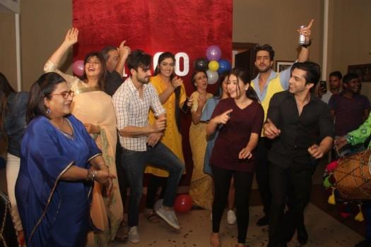 Abhishek Verma and Aditi Bhatia celebrate the completion of 1000 episodes of television serial Yeh Hai Mohabbatein in Mumbai, on Dec 8, 2016.