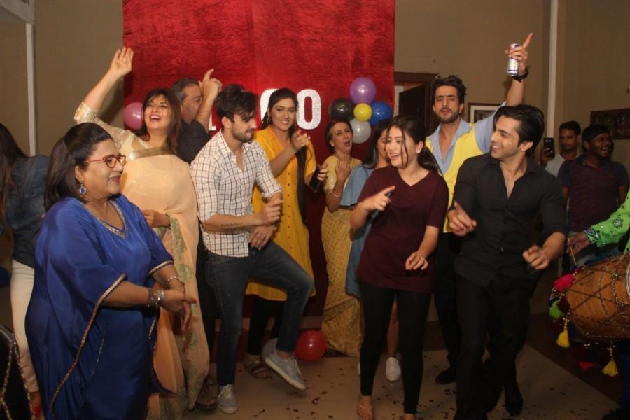 Abhishek Verma and Aditi Bhatia celebrate the completion of 1000 episodes of television serial Yeh Hai Mohabbatein in Mumbai, on Dec 8, 2016. Yeh Hai Mohabbatein,Yeh Hai Mohabbatein completes 1000 episodes,Abhishek Verma,Aditi Bhatia,Divyanka Tripathi,Yeh Hai Mohabbatein 1000 episodes
