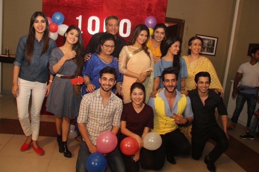 Cast of Yeh Hai Mohabbatein celebrate the completion of 1000 episodes of television serial Yeh Hai Mohabbatein in Mumbai, on Dec 8, 2016. Yeh Hai Mohabbatein,Yeh Hai Mohabbatein completes 1000 episodes,Abhishek Verma,Aditi Bhatia,Divyanka Tripathi,Yeh Hai Mohabbatein 1000 episodes