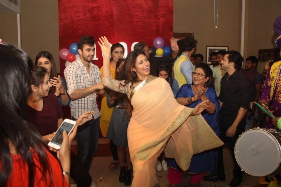 Cast of Yeh Hai Mohabbatein celebrate the completion of 1000 episodes of television serial Yeh Hai Mohabbatein in Mumbai, on Dec 8, 2016. Yeh Hai Mohabbatein,Yeh Hai Mohabbatein completes 1000 episodes,Abhishek Verma,Aditi Bhatia,Divyanka Tripathi,Yeh Hai Mohabbatein 1000 episodes
