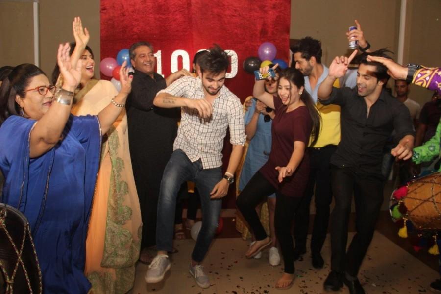 Cast of Yeh Hai Mohabbatein celebrate the completion of 1000 episodes of television serial Yeh Hai Mohabbatein in Mumbai, on Dec 8, 2016. Yeh Hai Mohabbatein,Yeh Hai Mohabbatein completes 1000 episodes,Abhishek Verma,Aditi Bhatia,Divyanka Tripathi,Yeh Hai Mohabbatein 1000 episodes