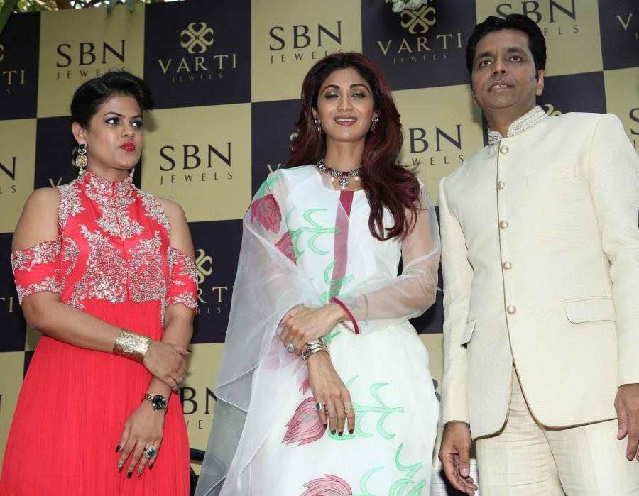 Photos of Bollywood actress Shilpa Shetty inaugurates jewellery showroom of Varti Jewells. Shilpa Shetty,Shilpa Shetty inaugurates Varti Jewells,Shilpa Shetty inaugurates jewellery showroom,Actress Shilpa Shetty,Shilpa Shetty new pics,Shilpa Shetty new images,Shilpa Shetty new photos,Shilpa Shetty new stills,Shilpa Shetty new pictures