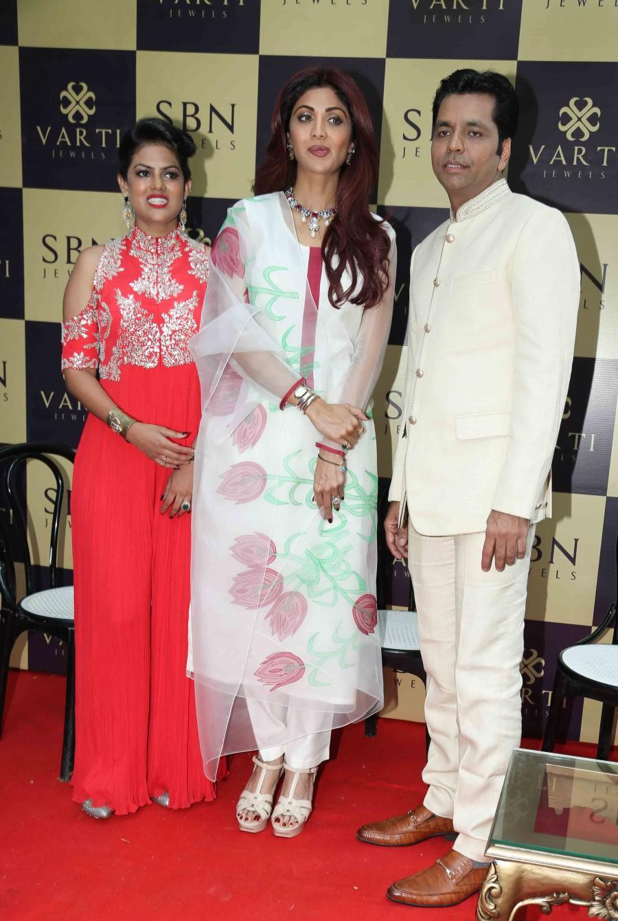 Photos of Bollywood actress Shilpa Shetty inaugurates jewellery showroom of Varti Jewells. Shilpa Shetty,Shilpa Shetty inaugurates Varti Jewells,Shilpa Shetty inaugurates jewellery showroom,Actress Shilpa Shetty,Shilpa Shetty new pics,Shilpa Shetty new images,Shilpa Shetty new photos,Shilpa Shetty new stills,Shilpa Shetty new pictures