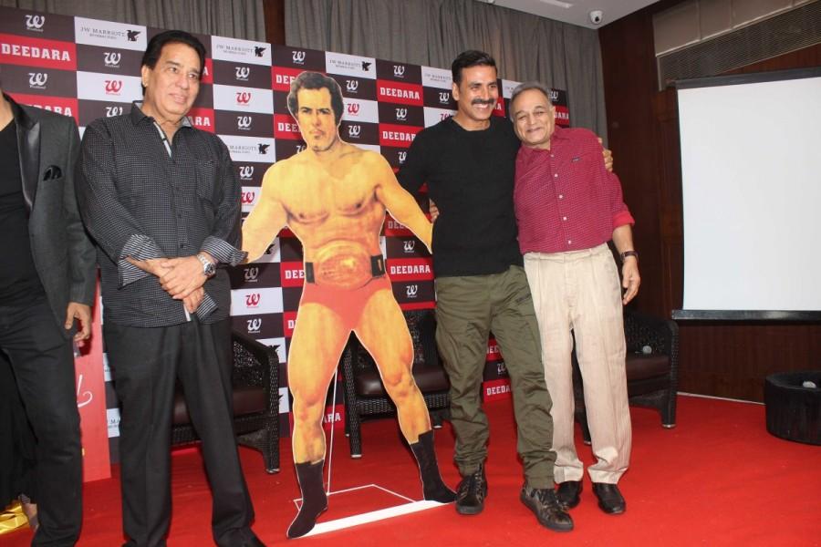 Bollywood actor Akshay Kumar launches Dara Singh's biography DeeDara on the wrestler's 88th birthday. Akshay Kumar,Dara Singh,Dara Singh biography,DeeDara,DeeDara book,DeeDara book launch,Akshay Kumar pics,Akshay Kumar images,Akshay Kumar photos,Akshay Kumar stills,Akshay Kumar pictures