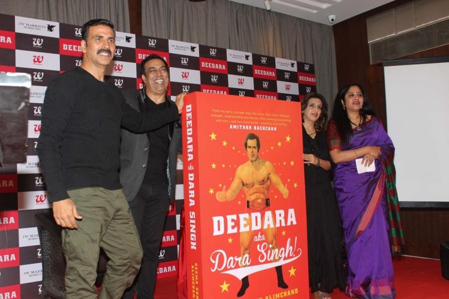Bollywood actor Akshay Kumar launches Dara Singh's biography DeeDara on the wrestler's 88th birthday. Akshay Kumar,Dara Singh,Dara Singh biography,DeeDara,DeeDara book,DeeDara book launch,Akshay Kumar pics,Akshay Kumar images,Akshay Kumar photos,Akshay Kumar stills,Akshay Kumar pictures