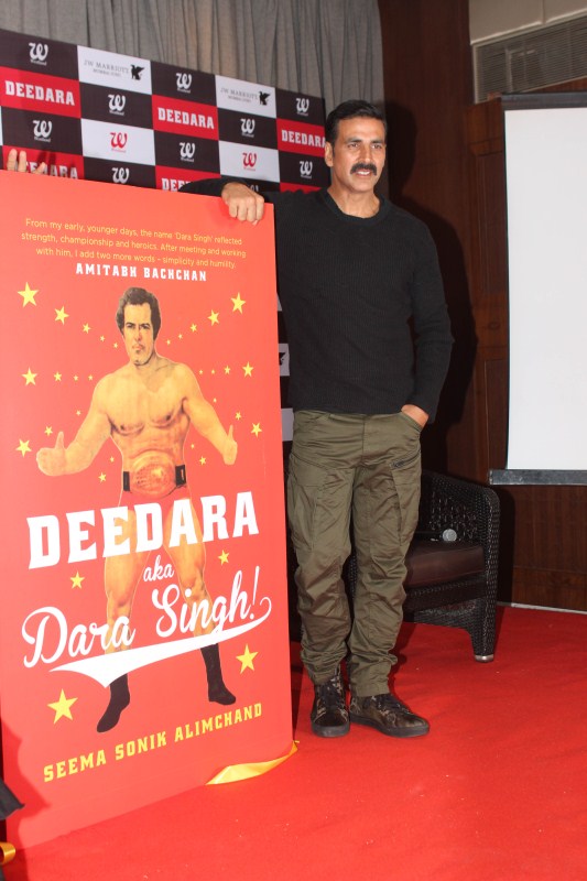 Bollywood actor Akshay Kumar launches Dara Singh's biography DeeDara on the wrestler's 88th birthday. Akshay Kumar,Dara Singh,Dara Singh biography,DeeDara,DeeDara book,DeeDara book launch,Akshay Kumar pics,Akshay Kumar images,Akshay Kumar photos,Akshay Kumar stills,Akshay Kumar pictures
