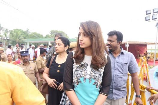 South Indian Actress Trisha pays homage to Jayalalithaa's Memorial in Marina.