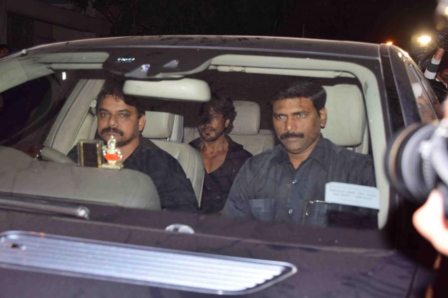 Photos of Bollywood actor Shah Rukh Khan meets Raj Thackeray ahead of release of Raees. Shah Rukh Khan meets Raj Thackeray,Shah Rukh Khan,SRK meets Raj Thackeray,Raj Thackeray,Raees Release,Raees,Raees movie Release,SRK