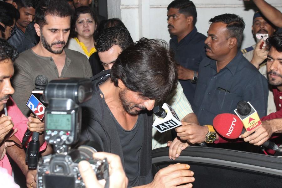 Photos of Bollywood actor Shah Rukh Khan meets Raj Thackeray ahead of release of Raees. Shah Rukh Khan meets Raj Thackeray,Shah Rukh Khan,SRK meets Raj Thackeray,Raj Thackeray,Raees Release,Raees,Raees movie Release,SRK