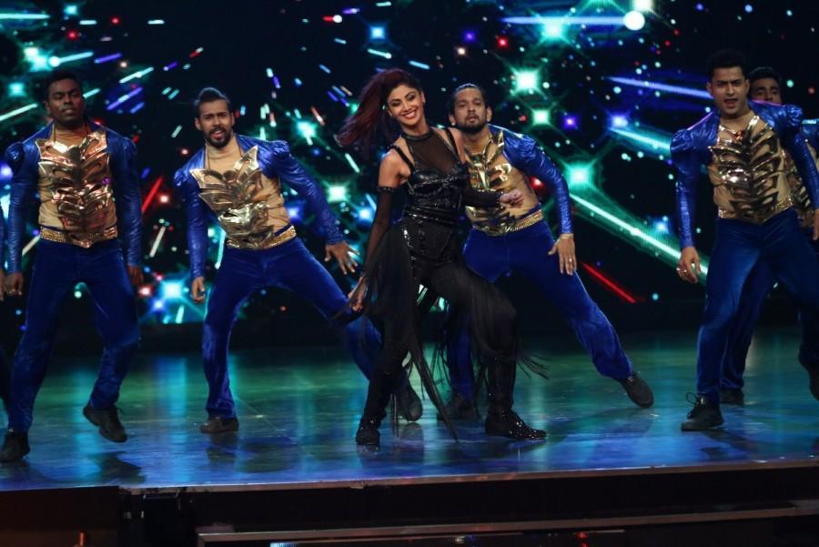 Photos of Bollywood actress Shilpa Shetty rehearsing to perform at Sony TV reality show Super Dancer Finale in Mumbai on December 12, 2016. Shilpa Shetty,Shilpa Shetty at Super Dancer Finale,Super Dancer Finale,Super Dancer Finale reality show,reality show,Super Dancer Finale rehearsing,actress Shilpa Shetty,Shilpa Shetty dancing,Shilpa Shetty pics,Shilpa Shetty images,Shilpa Shetty photos,Sh