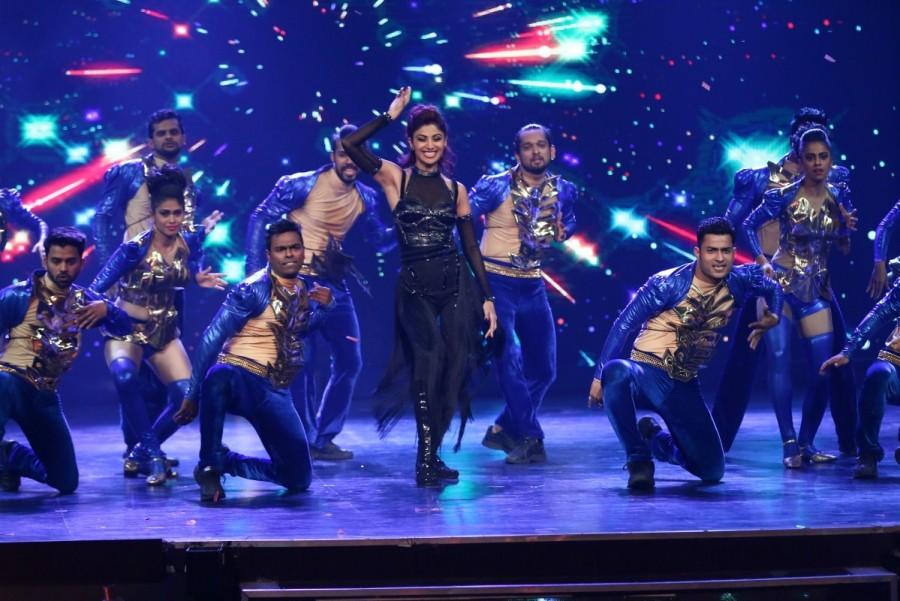 Shilpa Shetty rehearsing to perform at Super Dancer Finale - Photos ...
