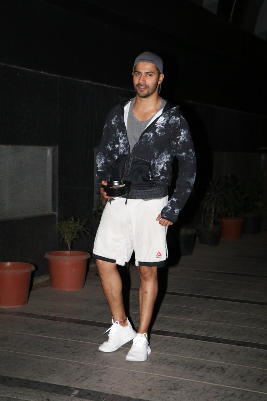 Check out the photos of Bollywood actor Varun Dhawan at Khar Gym. Varun Dhawan,Varun Dhawan at Khar Gym,Khar Gym,actor Varun Dhawan,Varun Dhawan latest pics,Varun Dhawan latest images,Varun Dhawan latest photos,Varun Dhawan latest stills,Varun Dhawan latest pictures