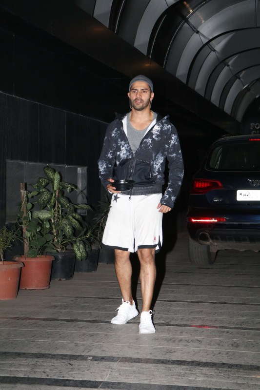 Check out the photos of Bollywood actor Varun Dhawan at Khar Gym. Varun Dhawan,Varun Dhawan at Khar Gym,Khar Gym,actor Varun Dhawan,Varun Dhawan latest pics,Varun Dhawan latest images,Varun Dhawan latest photos,Varun Dhawan latest stills,Varun Dhawan latest pictures