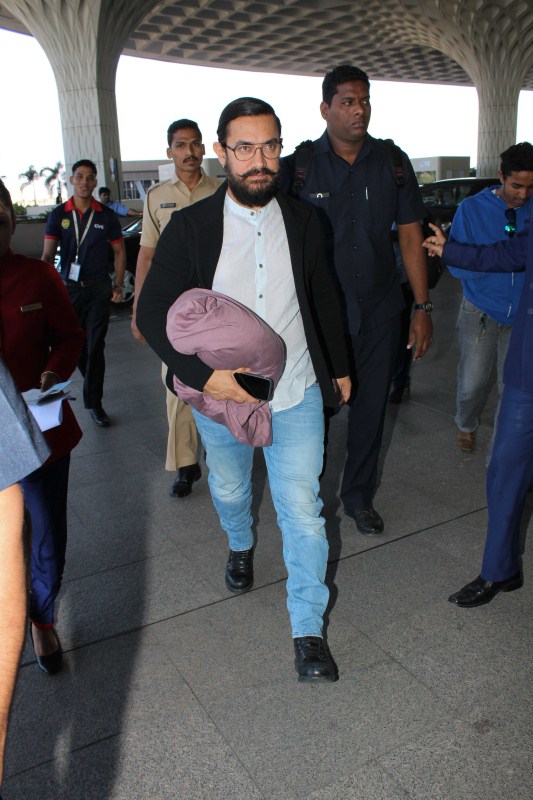 Photos of Bollywood actor Aamir Khan spotted at Mumbai Airport. Aamir Khan,Aamir Khan at Mumbai Airport,Aamir Khan spotted at Mumbai Airport,actor Aamir Khan,Aamir Khan latest pics,Aamir Khan latest images,Aamir Khan latest photos,Aamir Khan latest stills,Aamir Khan latest pictures