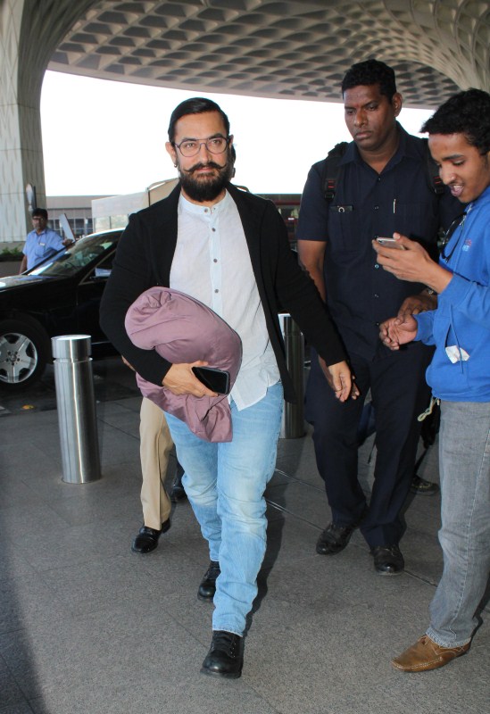 Photos of Bollywood actor Aamir Khan spotted at Mumbai Airport. Aamir Khan,Aamir Khan at Mumbai Airport,Aamir Khan spotted at Mumbai Airport,actor Aamir Khan,Aamir Khan latest pics,Aamir Khan latest images,Aamir Khan latest photos,Aamir Khan latest stills,Aamir Khan latest pictures