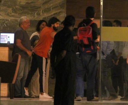 Ranveer Singh took his mother out for a dinner in Mumbai last evening. Actor Ranveer spotted in dark track pants with an orange t-shirt while his mom was wearing a grey pants with a printed Kurta.