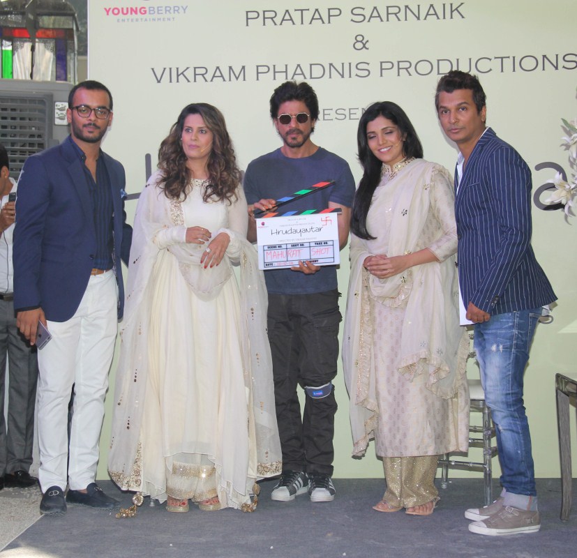 Bollywood actor Shah Rukh Khan gives the Mahurat clap for Vikram Phadnis' debut Marathi film Hrudayantar. Shahrukh Khan,SRK,Marathi movie Hrudayantar Mahurat,Hrudayantar Mahurat,Marathi movie Hrudayantar launch,Marathi movie Hrudayantar launch pics,Marathi movie Hrudayantar launch images,Marathi movie Hrudayantar launch photos,Marathi movie Hrudayantar launch