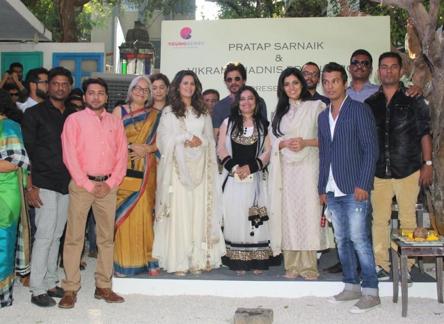 Bollywood actor Shah Rukh Khan gives the Mahurat clap for Vikram Phadnis' debut Marathi film Hrudayantar. Shahrukh Khan,SRK,Marathi movie Hrudayantar Mahurat,Hrudayantar Mahurat,Marathi movie Hrudayantar launch,Marathi movie Hrudayantar launch pics,Marathi movie Hrudayantar launch images,Marathi movie Hrudayantar launch photos,Marathi movie Hrudayantar launch